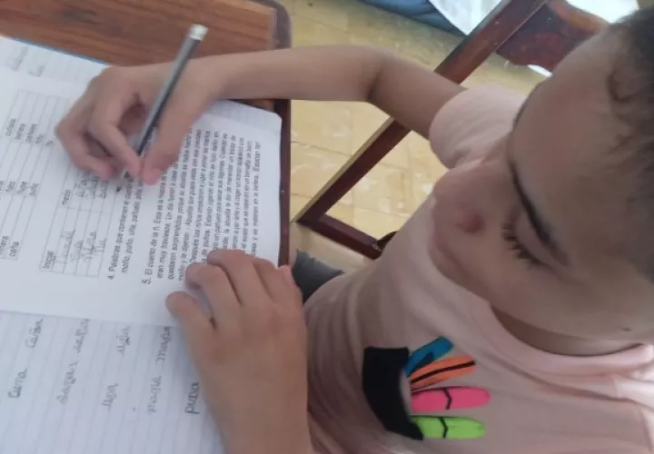 James es muy aplicado y se ha adaptado bien a las clases virtuales. (Foto: Cortesía)