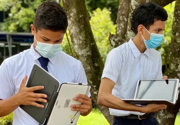 Los padres de familia de los alumnos que cursarán 7º y 10º, (primer y cuarto año) deben entrar al link que está en la web del Meduca www.meduca.gob.pa para subir los documentos. 