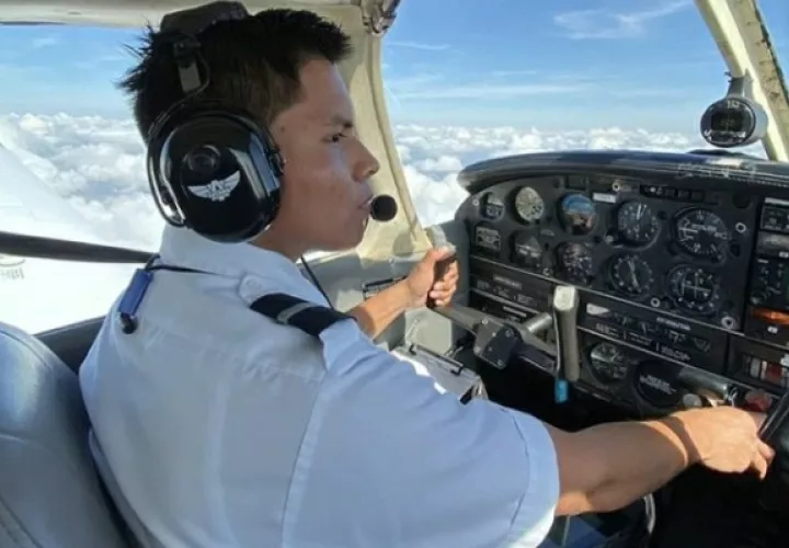 Luis Ángel Marcucci Bejerano, primero piloto de aviación oriundo de la comarca Ngäbe Buglé.