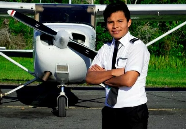 Luis Ángel Marcucci Bejerano, primero piloto de aviación oriundo de la comarca Ngäbe Buglé.