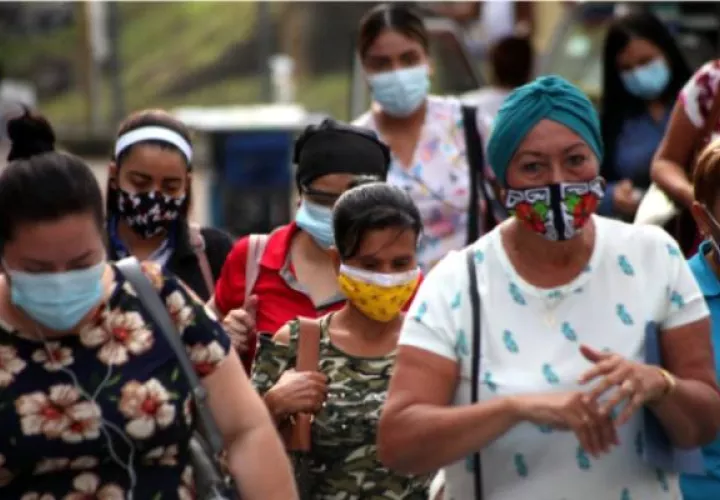 Mascarillas quirúrgicas y de telas son las que más usa la población en las calles panameñas, como medida para evitar el contagio de COVID-19.
