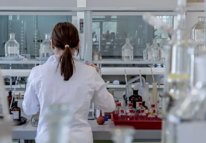 Las mujeres científicas están fuera de los puestos de liderazgos.  Pixabay