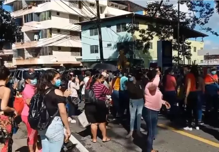 Cerraron la calle para exigir el bono solidario.