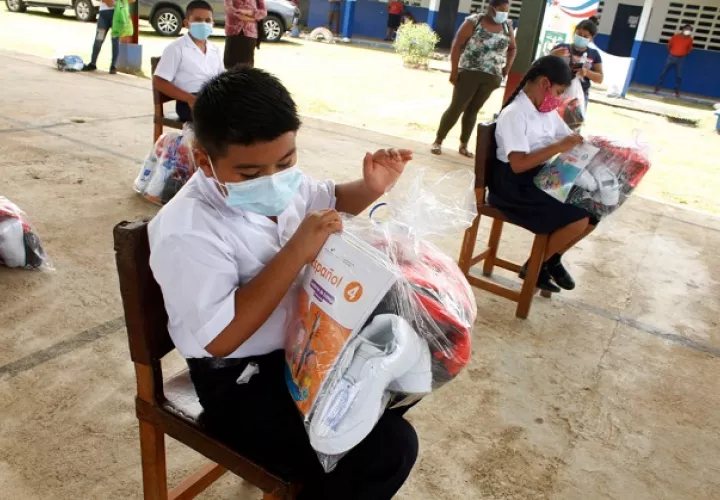 Los niños recibieron guías impresas, mochilas y calzados. 