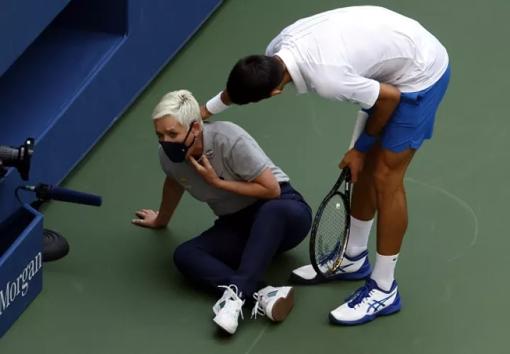 Djokovic de inmediato fue a ver cómo estaba la jueza.