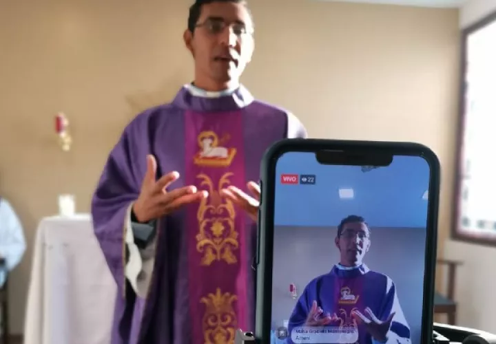 El padre César explicó que lo que los hizo lanzarse a las redes sociales fue el cierre de los templos ordenado por las autoridades de salud por la pandemia del COVID19.