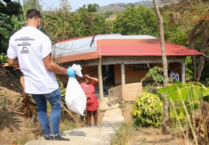 Entrega de bolsas de alimentos.