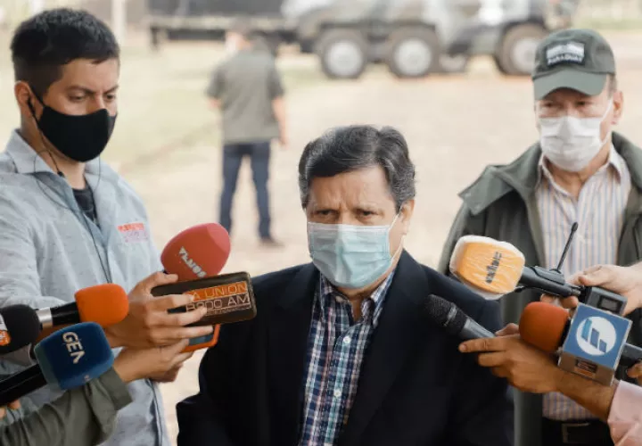Un militar hace guardia en el cuartel de la Fuerza de Tarea Conjunta (FTC) en  Arroyito, departamento de Concepción (Paraguay). Fotos EFE.