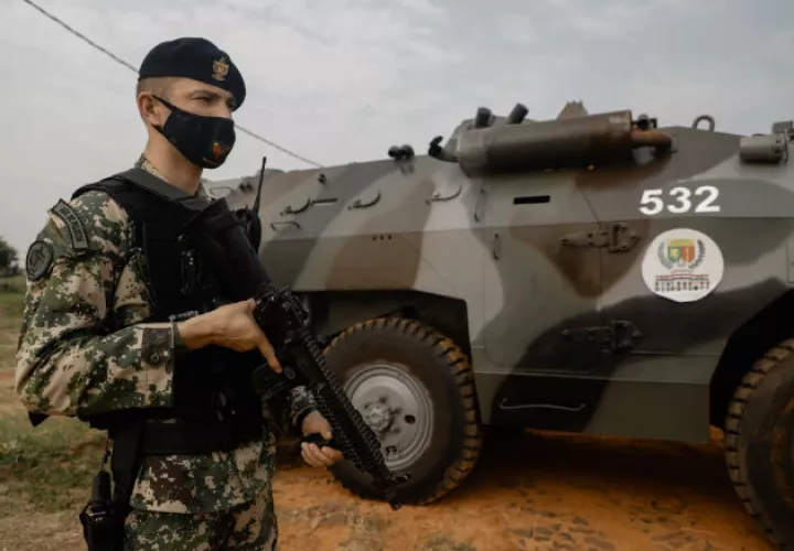 Un militar hace guardia en el cuartel de la Fuerza de Tarea Conjunta (FTC) en  Arroyito, departamento de Concepción (Paraguay). Fotos EFE.