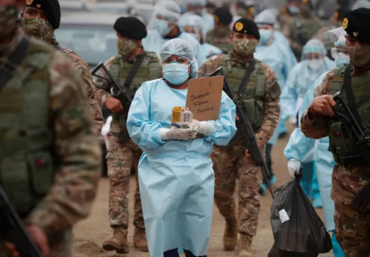 Personal sanitario apoyado por militares del ejército realizan pruebas de COVID-19 a los pobladores del Asentamiento Humano Pampa Los Olivares-Villa Leticia de Cajamarquilla, en Lima (Perú). EFE/Paolo Aguilar