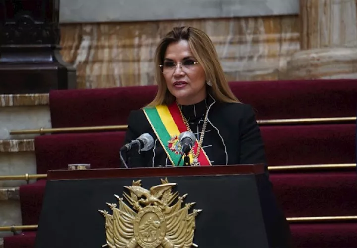 "Hoy dejo de lado mi candidatura a la presidencia de Bolivia para cuidar la democracia", dijo Áñez en un video difundido a los medios.