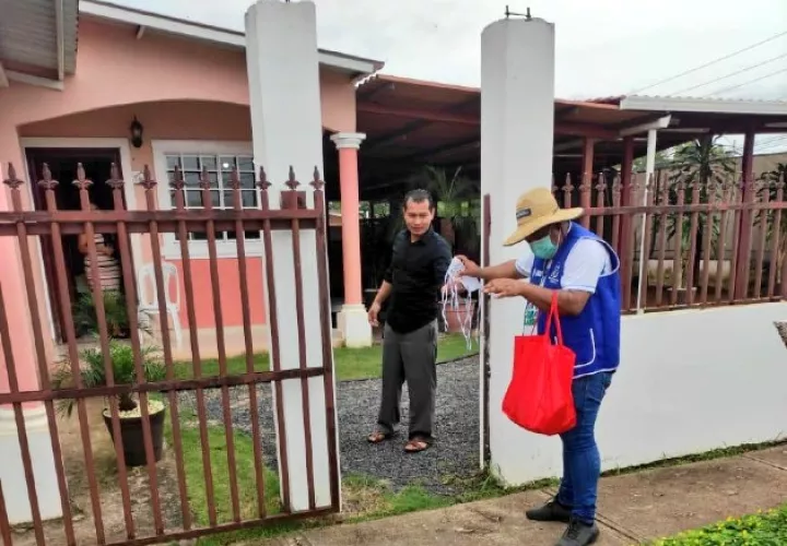 En los diferentes sectores el personal de salud sigue realizando las visitas casa por casa y realizando las pruebas de hisopado.