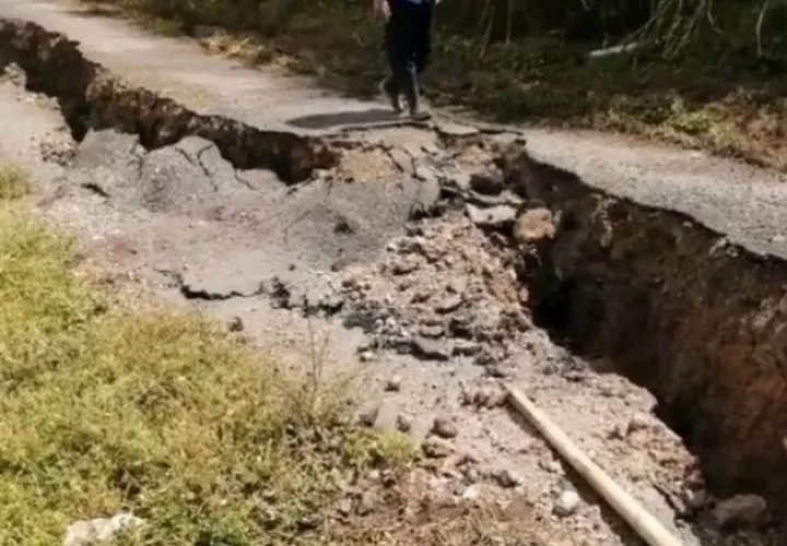 Las rajaduras y hundimientos de la carretera tiene preocupada a los residentes. Fotos: José Vásquez.
