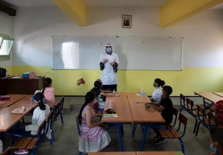 En cuanto a las instituciones que han abierto, inician este año un curso escolar atípico en medio de estrictas medidas sanitarias, y con una forma de enseñanza "semipresencial".