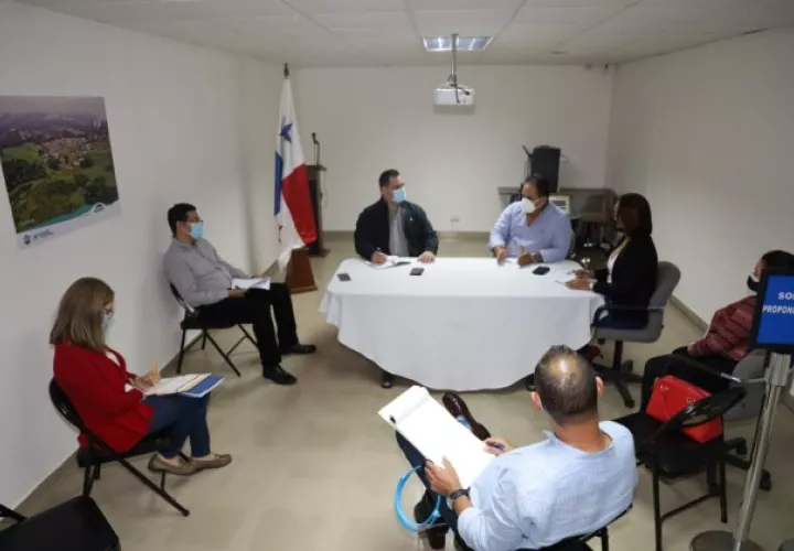 En la reunión participaron el gerente de Jurídico Jaime Marín y la jefa de Unidad Técnica, Nedelka Ortega del Banco Hipotecario Nacional (BHN) y el sub-secretario Ejecutivo de Unidad Administrativa de Bienes Revertidos (UABR), Esteban Ripoll.