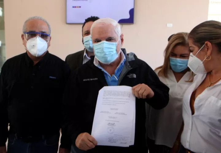 Martinelli muestra la notificación que le entregó ayer el Tribunal Electoral. Víctor Arosemena.