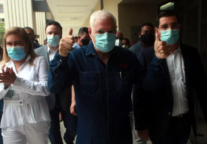 Ricardo Martinelli llegó ayer al Tribunal Electoral acompañado de simpatizantes que apoyan la creación del Partido Realizando Metas. Víctor Arosemena
