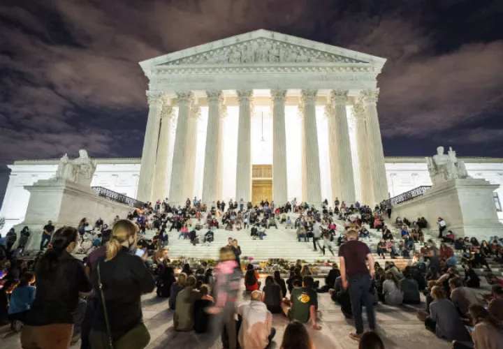 Foto archivo de los magistrados de la Corte Suprema de EE.UU., donde aparece sentada (cuarta de izq. a der.) la jueza  Ruth Bader Ginsburg. Foto: EFE