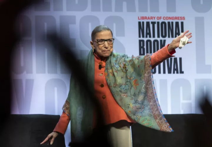 Foto archivo de los magistrados de la Corte Suprema de EE.UU., donde aparece sentada (cuarta de izq. a der.) la jueza  Ruth Bader Ginsburg. Foto: EFE