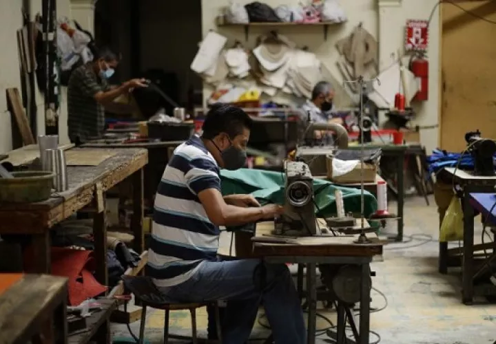 El desempleo se va a seguir dando porque hay empresas que no van a abrir. EFE