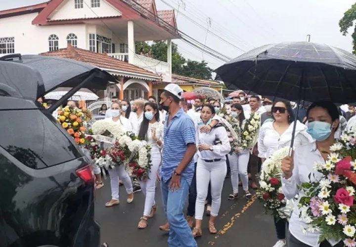 En el lugar, personas que pidieron no ser identificados, aseguraron que Adelith además de ser alegre y de gustarle participar en las festividades de su pueblo, no escatimaba en ayudar a quienes más lo necesitaban. FOTO/THAYS DOMÍNGUEZ