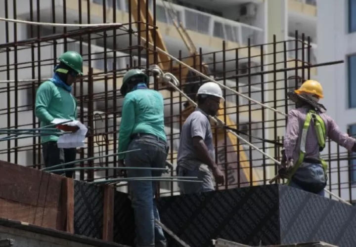 El sector de la construcción entre ellos: ingenieros, arquitectos, administradores de proyectos, contratistas podrán laborar desde hoy.