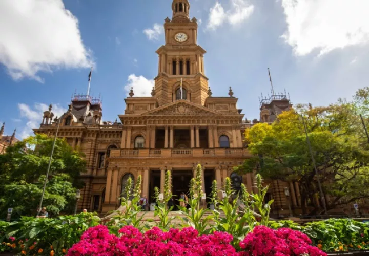 Ciudad de Sidney en verano ante el ayuntamiento.