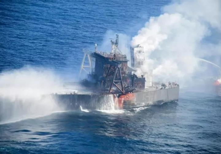 El petrolero "New Diamond", que transportaba unos 2.7 millones de toneladas de crudo cerca de la costa oriental de Sri Lanka, se incendió el pasado 3 de septiembre. FOTO/EFE