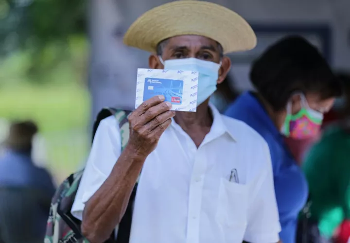Beneficiarios en Cirí Grande recibieron hoy la tarjeta clave social. Foto cortesía