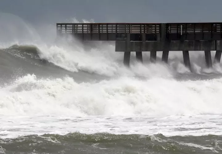 El centro de Beta se moverá hacia la costa de Texas y probablemente tocará tierra el lunes y permanecerá cerca de la costa del sureste de Texas el martes.