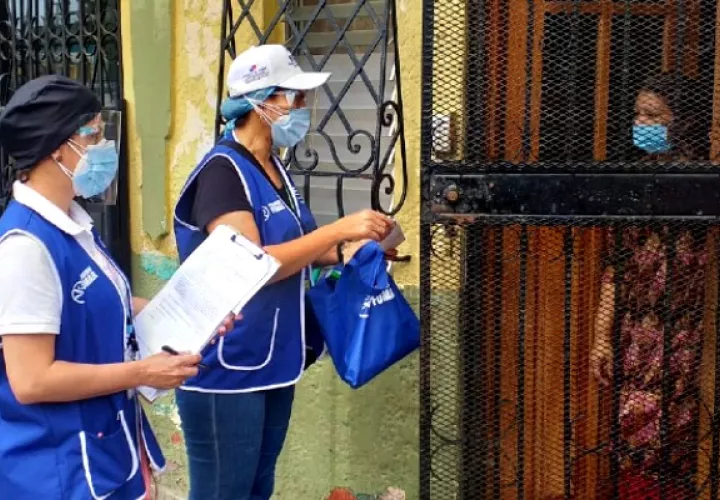 El Equipo Unificado de Trazabilidad del Centro de Salud de Pueblo Nuevo visitó a pacientes con #COVID19 para entregarles el kit #ProtégetePanamá. Foto Cortesía