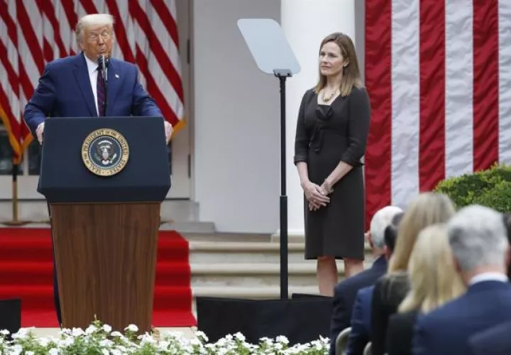 Donald Trump, propuso este sábado a la jueza conservadora Amy Coney Barrett para el Tribunal Supremo en un intento por ganarse el favor de la derecha cristiana, pieza clave de su base electoral de cara a las elecciones de noviembre. FOTO/EFE