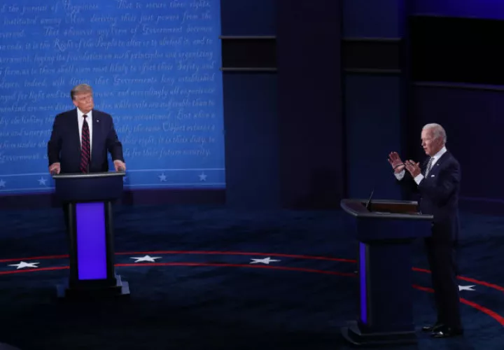 Trump y Biden debatieron desde sendos podios situados a una distancia superior a la habitual debido a la COVID-19. Fotos: EFE