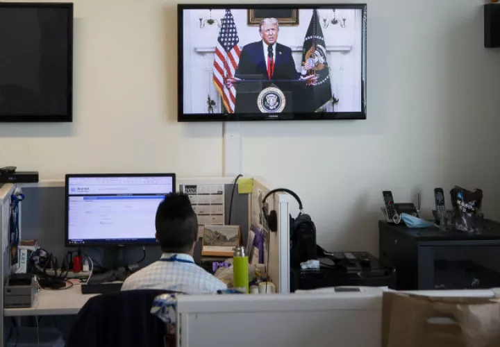 El discurso de Trump en la ONU es visto por televisión en una de las oficins del organismo mundial en Nueva York. Foto: EFE