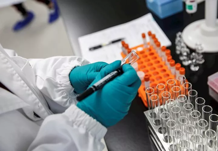 Durante una visita de Efe y otros medios a los laboratorios y la factoría de la compañía en Pekín, Yin dijo que están estudiando la posibilidad de ampliar sus líneas de producción para poder doblar su capacidad, así como intentar fabricarla en otros países.