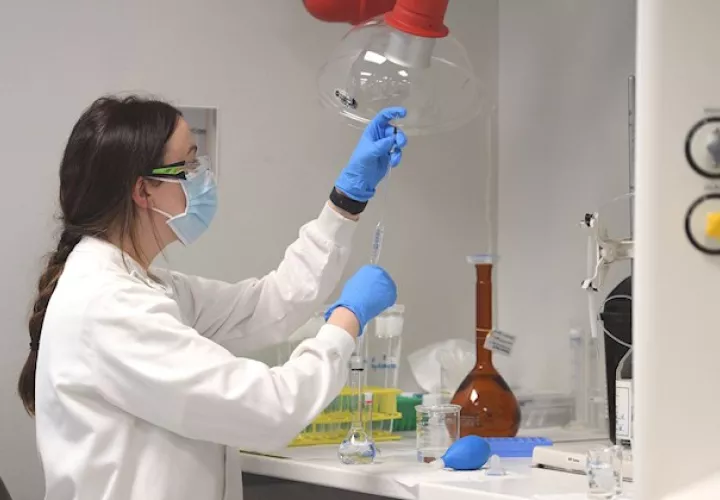 Se trata de un ensayo clínico que está llevando a cabo Italia en 90 voluntarios de Verona y Roma, y que probará la eficacia de esta vacuna, creada, producida y patentada por la empresa biotecnológica italiana ReiThera.