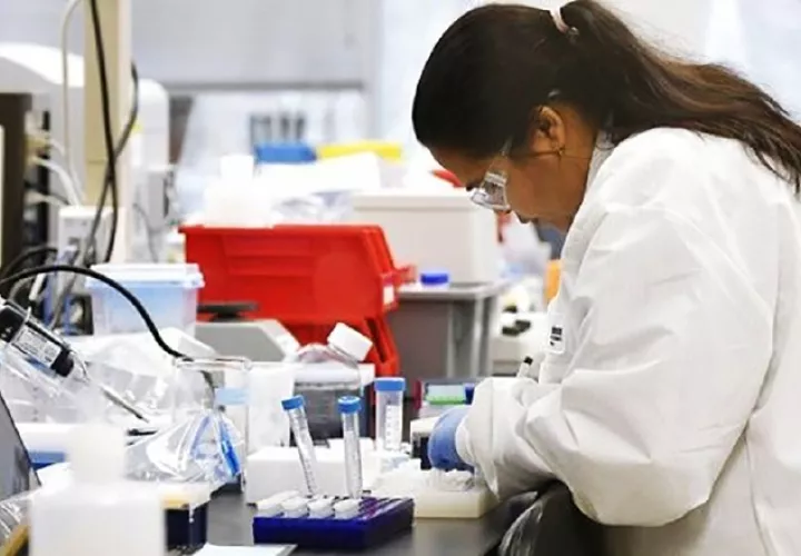 Varios laboratorios a nivel mundial están trabajando en una vacuna para controlar la pandemia.