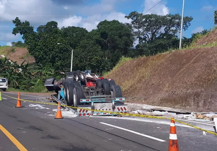 El articulado accidentado llevaba gran cantidad de materiales de construcción. FOTO/Melquiade Vásquez. 