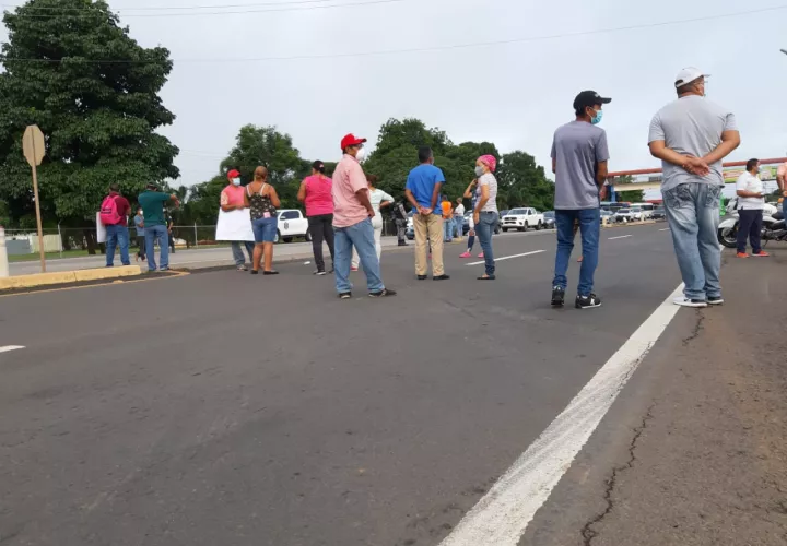 Los manifestantes precisan que la situación es de incertidumbre de cuando se traspasen las calles al estado es decir al Ministerio de Obras Públicas, porque las promotoras tendrán que cumplir primero con las exigencias que se tiene en esta materia.
