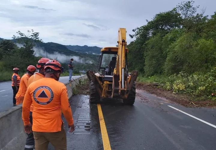 Los funcionarios de MOP, trabajaron por varias horas en el lugar para remover el lodo, árboles, rocas y escombros que se encontraban en ambos lados de la vía.@Sinaproc_Panamá