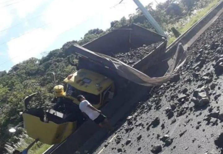 El cabezote de la mula,quedó casi volteado, dejando en la vía rápida material selecto en la calle. Fotos: Diómedes Sánchez.