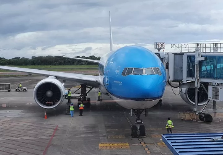 Los vuelos humanitarios, de repatriación y de carga se mantienen habilitados en el Aeropuerto Internacional de Tocumen. Foto cortesía @tocumenaero 