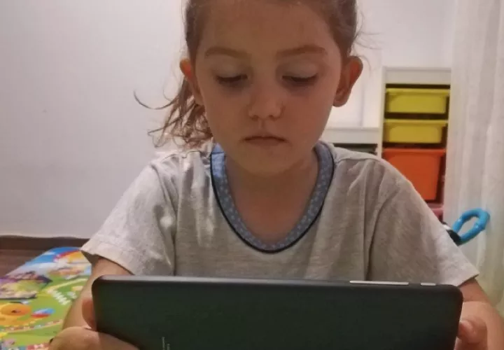 Lo coherente es que  los niños de 3 a 5 años usen los dispositivos electrónicos un máximo de 30 minutos diarios.  EFE