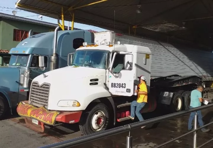 La movilización se inició de manera muy rápida, cada 10 minutos dos articulados pasan por la aduana en ambas direcciones para tratar de descongestionar la vía Panamericana en la que se mantienen apostados estos transportistas.