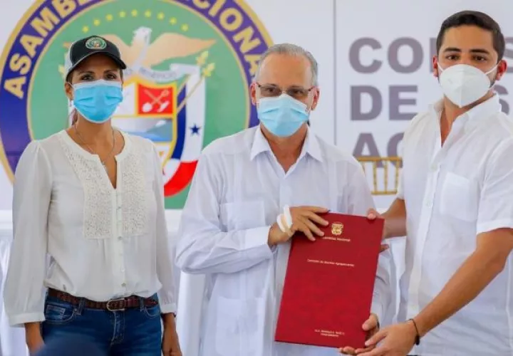 De acuerdo con el diputado Julio Mendoza (dcha.), con este proyecto de ley se pretende crear más inversión y el establecimiento de agroparques, dándole valor a los productos panameños.