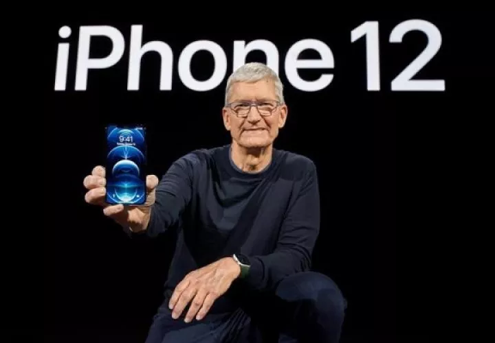  CEO de Apple, Tim Cook, mostrando el nuevo iPhone 12 Pro,