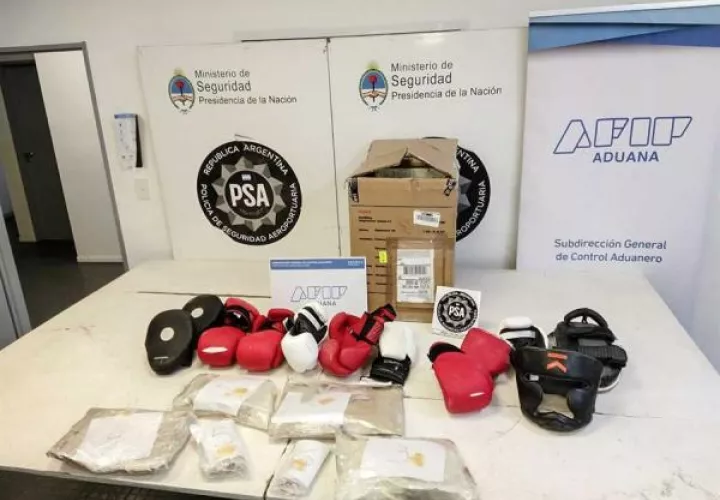 Los agentes advirtieron que había cocaína "hábilmente escondida" en pequeños compartimentos que se disfrazaban de azulejos, incautando un total de 314 gramos de cocaína. FOTO/EFE