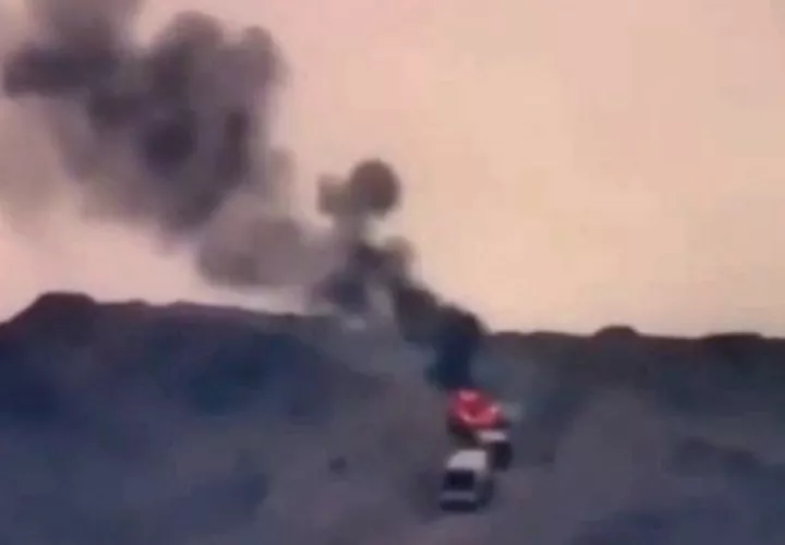 El Ministerio de Defensa de Azerbaiyán informó de la destrucción anoche de varios convoyes del Ejército armenio, parte que acompañó con vídeos de los ataques.