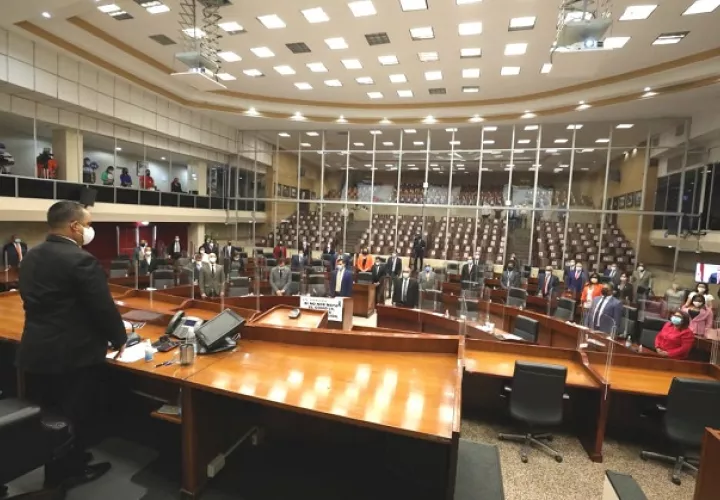 El presidente de la Asamblea Nacional, Marcos Castillero, declara cerrada la primera legislatura del segundo período de sesiones ordinarias 2020-2021. 