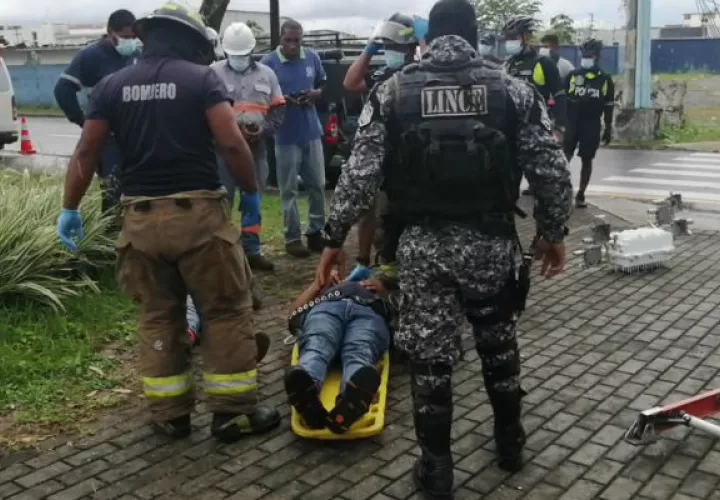 Ambos trabajadores quedaron lesionados. Foto: Diómedes Sánchez S.